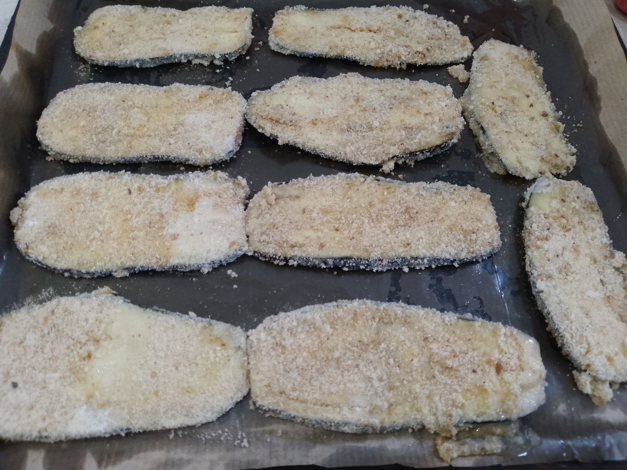Баклажаны в яичном кляре и панировочных сухарях, с овощами: Укладываем баклажаны в разогретую сковороду на растительном масле и обжариваем до размягчения на небольшом