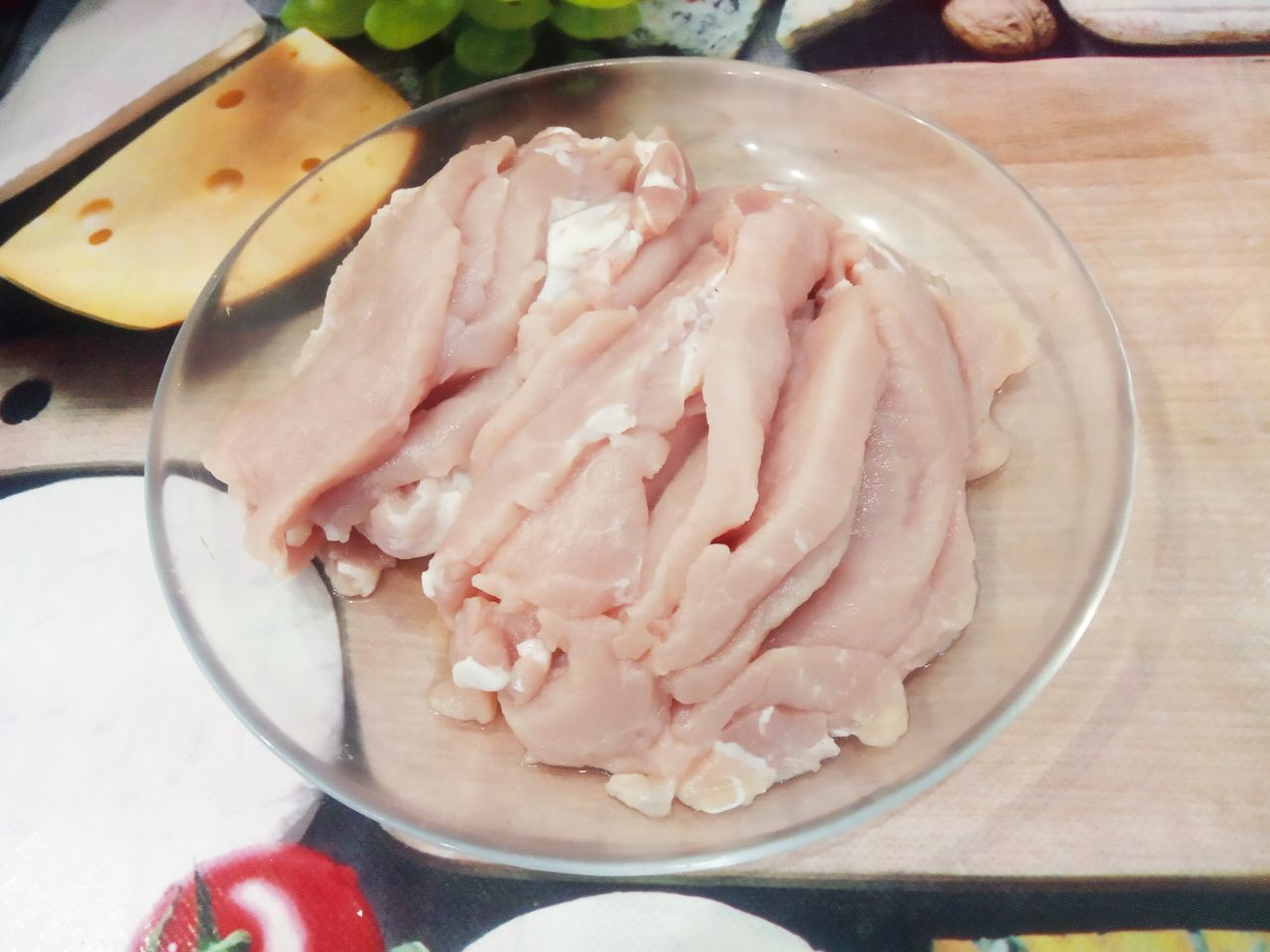 Отбивные  из свинины в кляре из яиц и сыра, вкусные и сытные: Мясо выбираем нежирное цельным куском. Мясо промываем, просушиваем и разрезаем на продолговатые кусочки