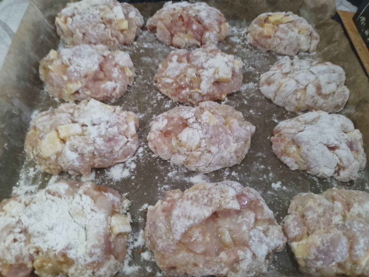 Котлеты из рубленого куриного мяса, сыра, запеченные в духовке: Противень застилаем пергаментом или смазываем жиром и укладываем котлеты.