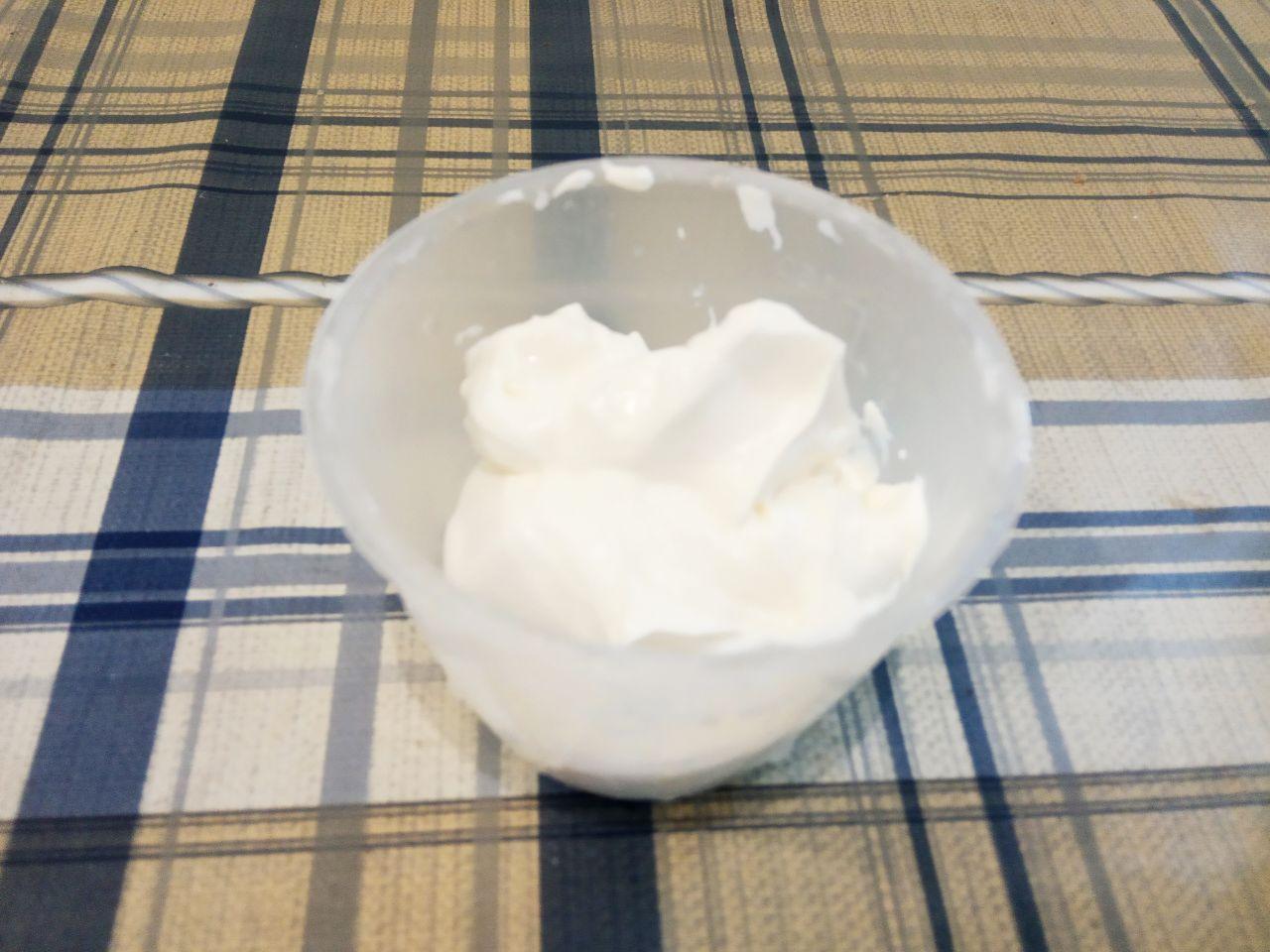 Капустные оладьи, вкусно и просто: Добавляем к капусте сметану и муку, массу тщательно перемешиваем.