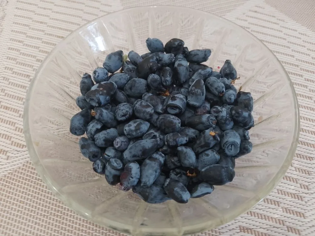 Желе из ягод клубники и жимолости, нежное и вкусное: Ягоды клубники и жимолости, перебираем, удаляем хвостики, промываем водой и просушиваем.