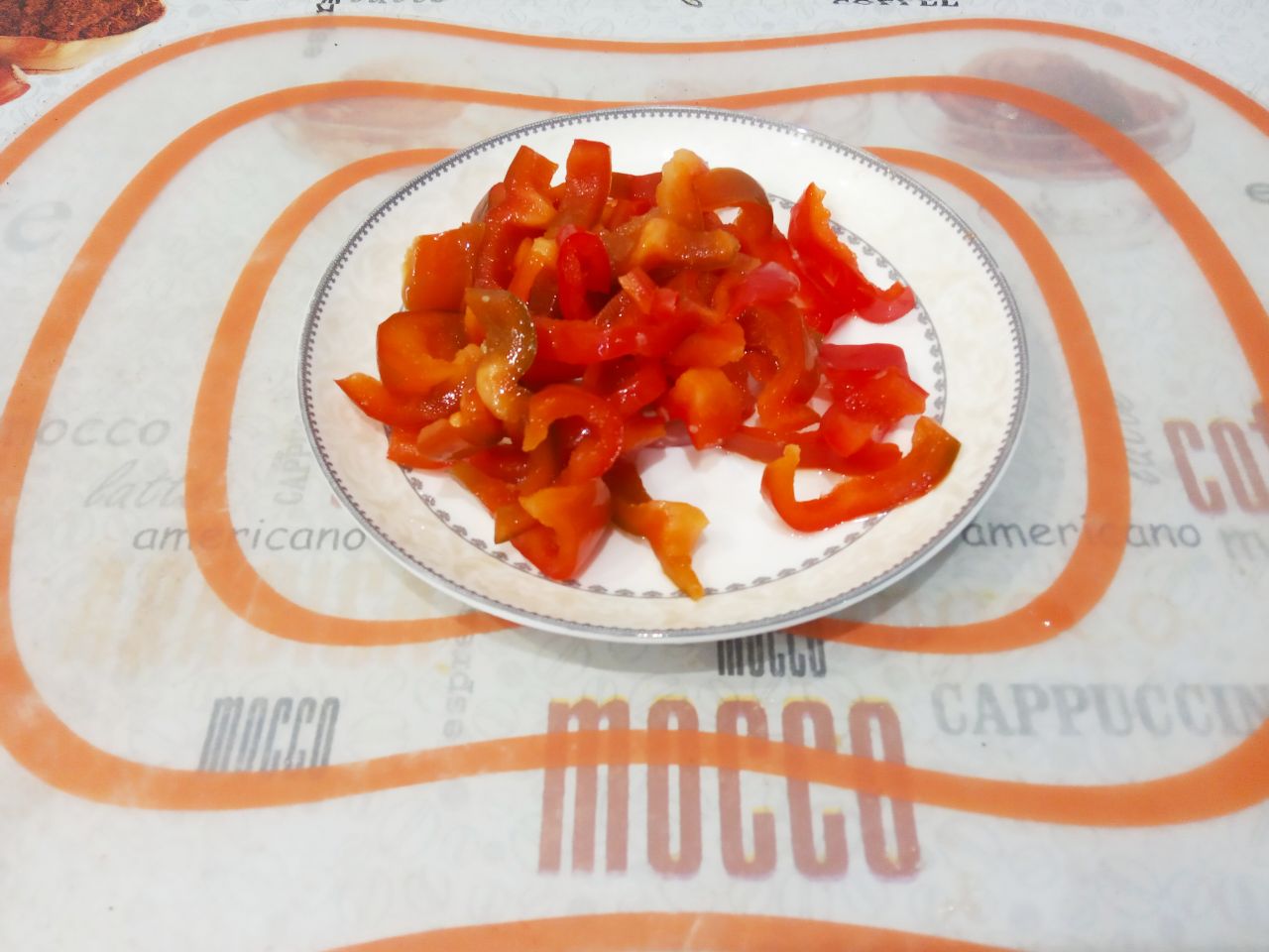 Макаронные гнёзда с мясом и сыром, в соусе: Болгарский перец у меня замороженный, размораживаем, нарезаем полосками и обжариваем. Обжаривать можно вместе
