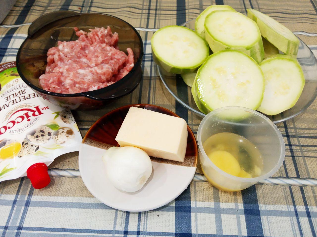 Вкусная закуска из кабачков с фаршем и сыром
