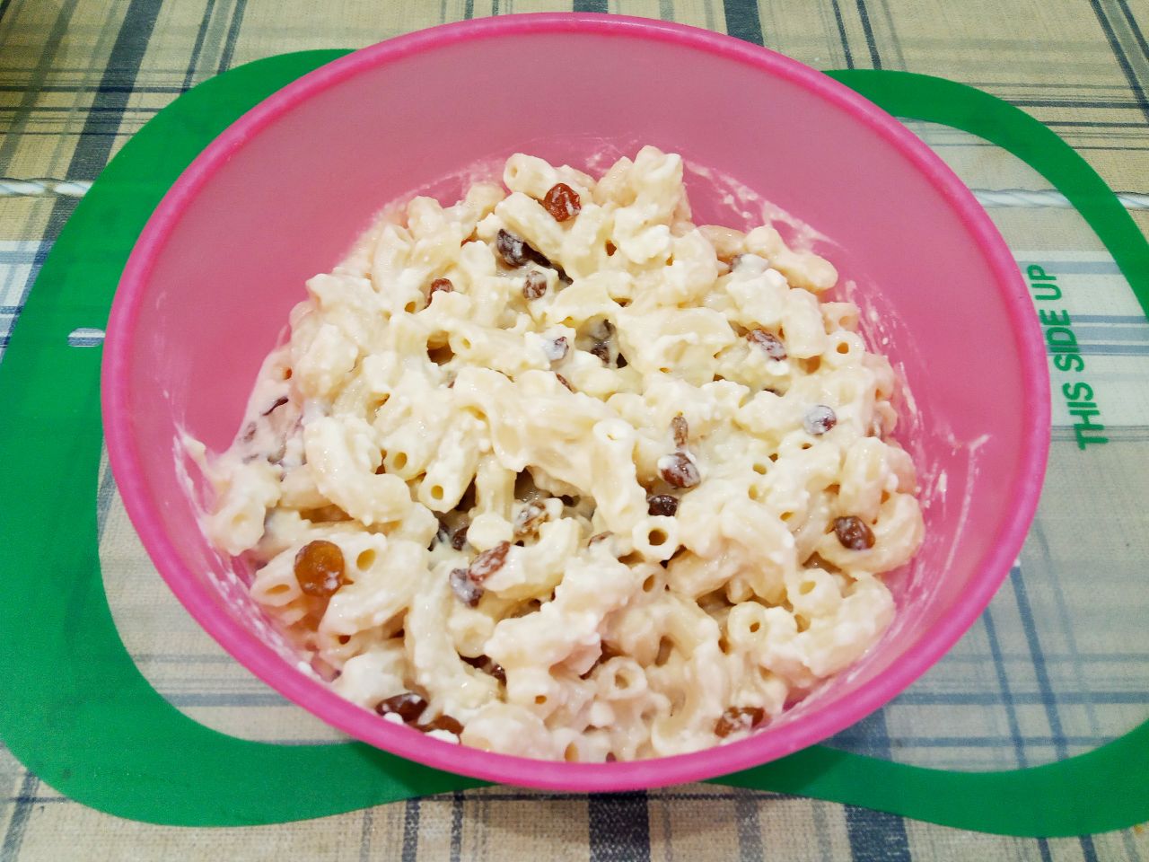 Запеканка из макарон, творога и изюма, просто и вкусно: Выкладываем в творожную смесь макаронные изделия и размешиваем.