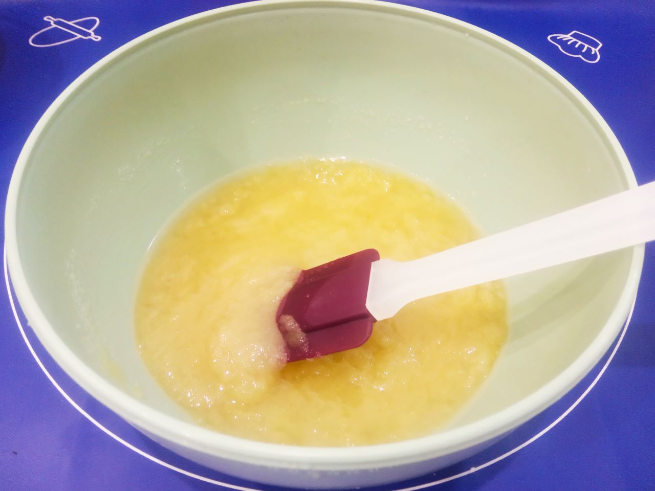 Домашние пряники в глазури, мягкие и вкусные: К желткам всыпаем сахар, ванильный сахар и растительное масло, размешиваем.