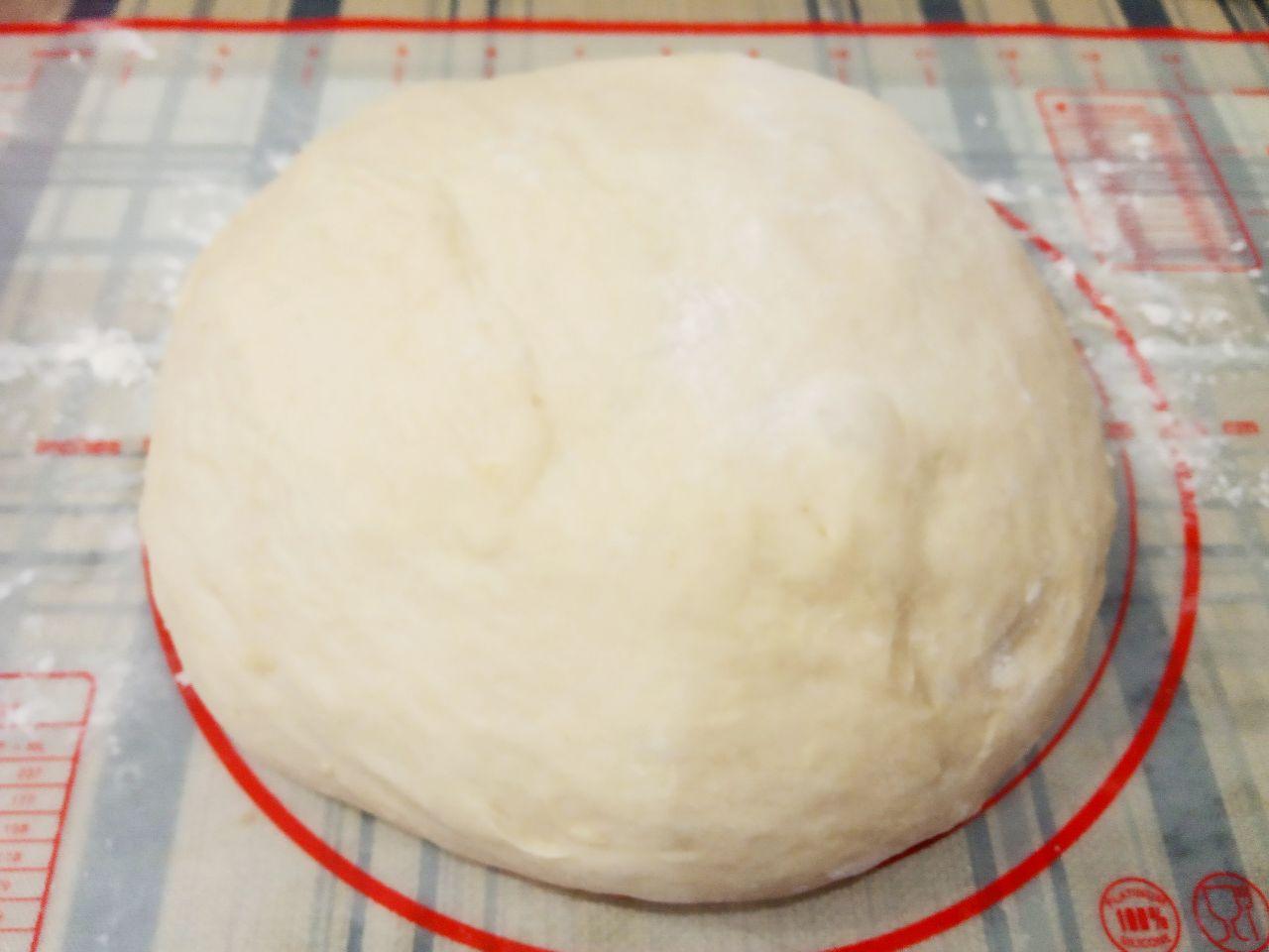 Жареные пончики без яиц с начинкой и с кунжутом: Разделяем тесто на 28 частей и формируем колобки. Колобки оставляем на 10 минут.