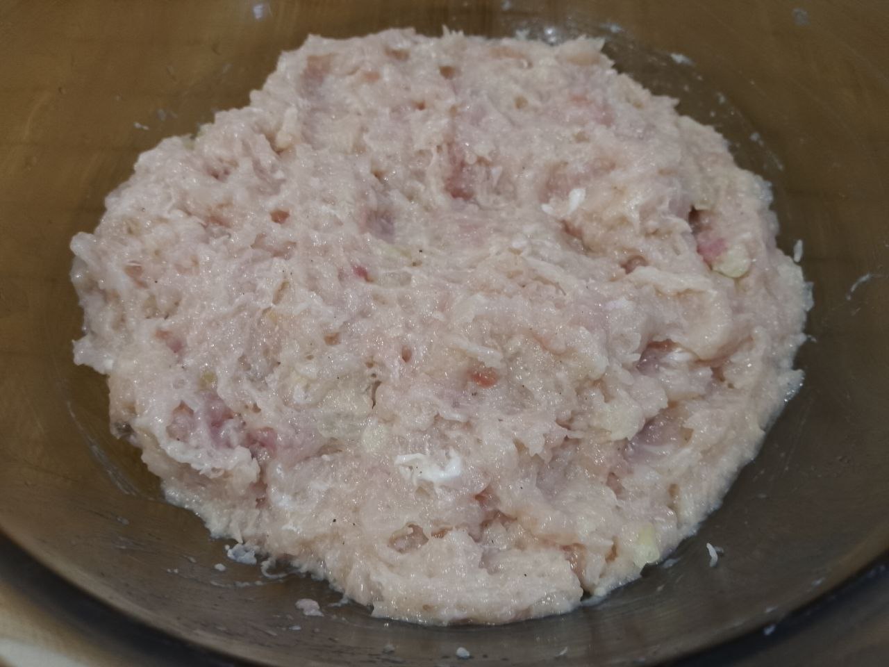 Котлеты с начинкой из яиц и сыра, в кляре, вкусные и сытные: В фарш добавляем лук, чеснок, яйцо, сливочное масло и специи, тщательно котлетную массу перемешиваем.