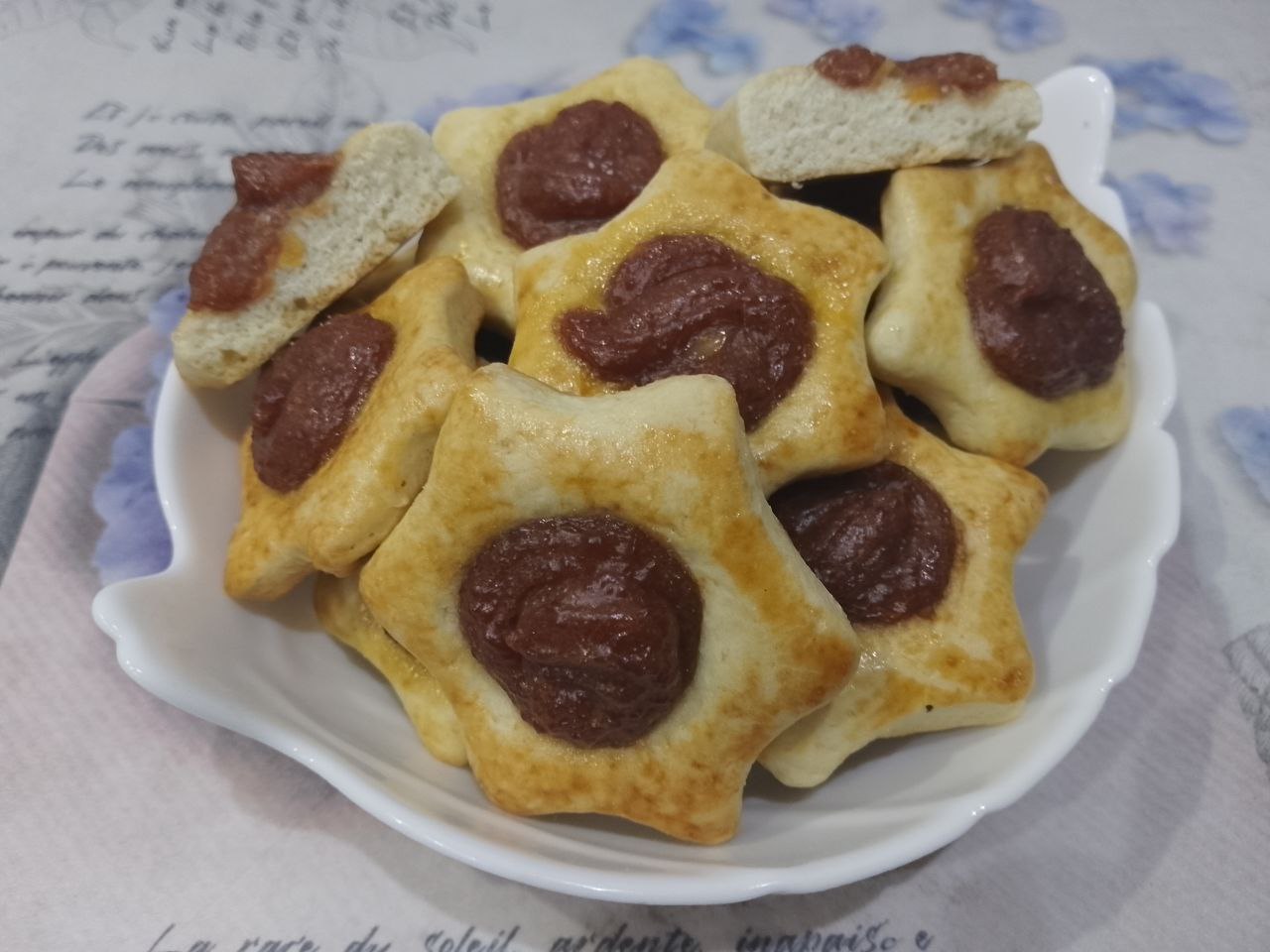 Печенье из белков и сливочного масла ягодного заварного крема
