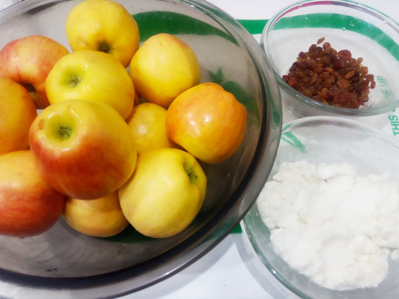 Нежные и сочные запеченные яблоки с творогом и изюмом