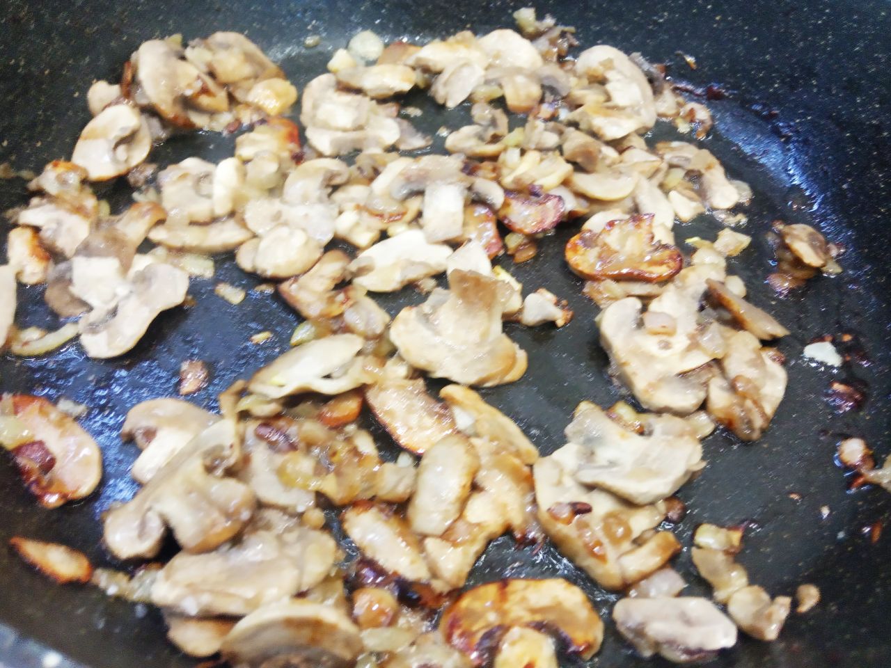 Мясные гнёзда с грибной начинкой, перцем и сыром: Кладем грибы к обжаренному луку, солим по вкусу и обжариваем.