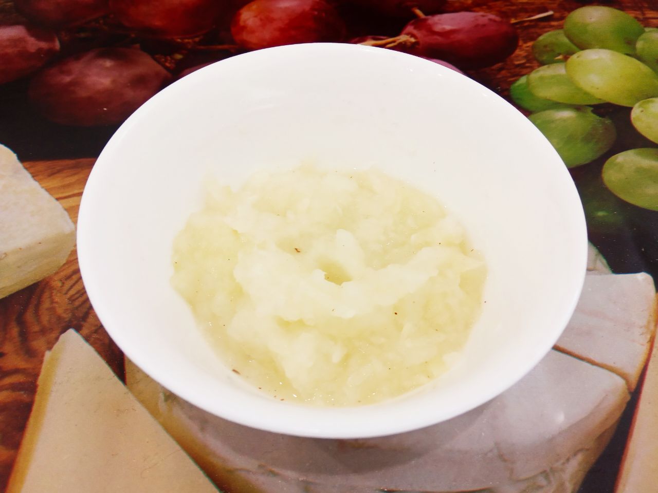 Картофельные гнезда с грибной начинкой и сыром: Две луковицы очищаем, промываем, одну измельчаем, а другую натираем на терке.