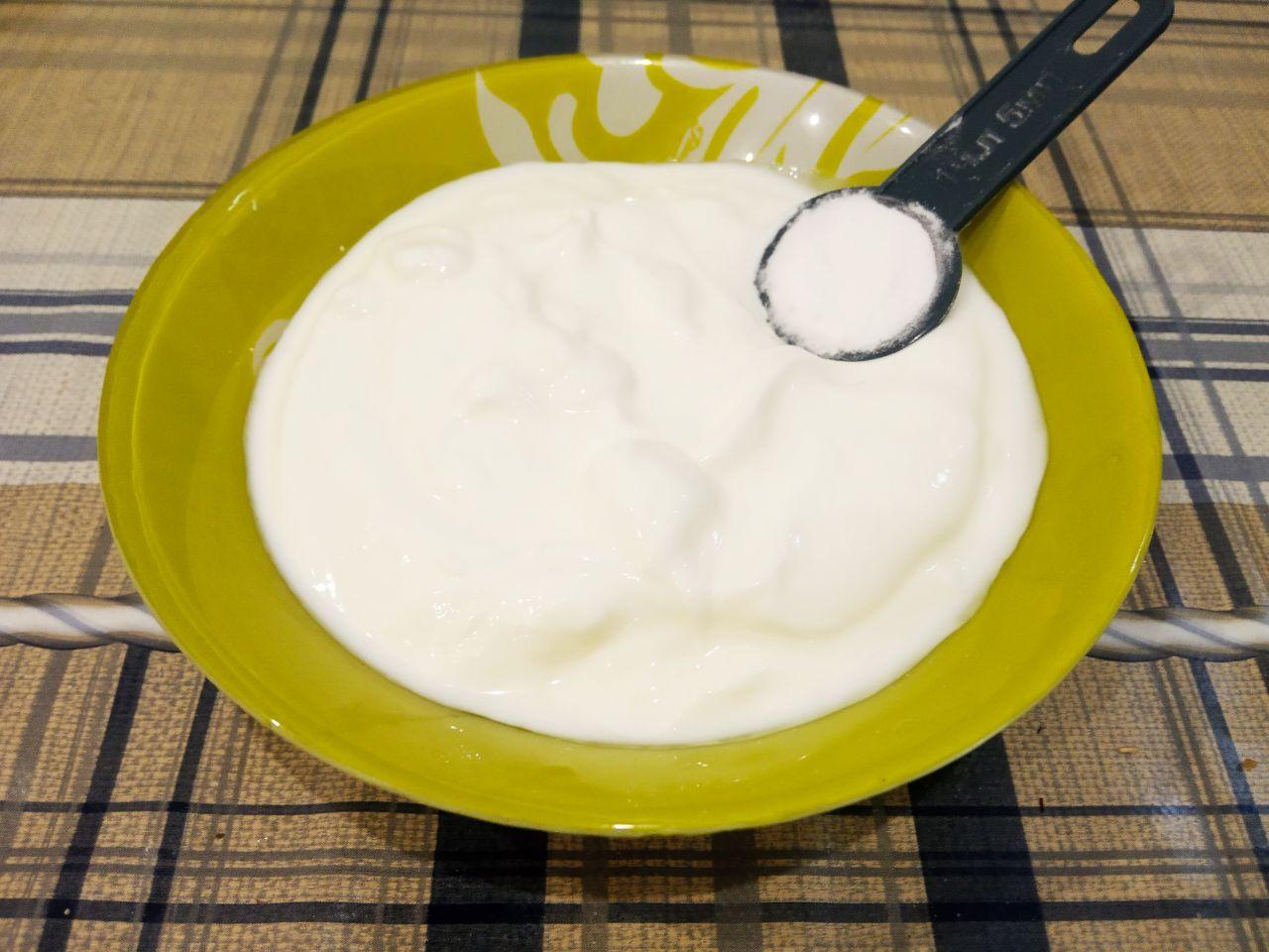 Пирог с яблоками на сметане, вкусно и быстро: В сметану кладем соду, перемешиваем и выливаем в яичную смесь. Соду можно заменить разрыхлителем для теста,