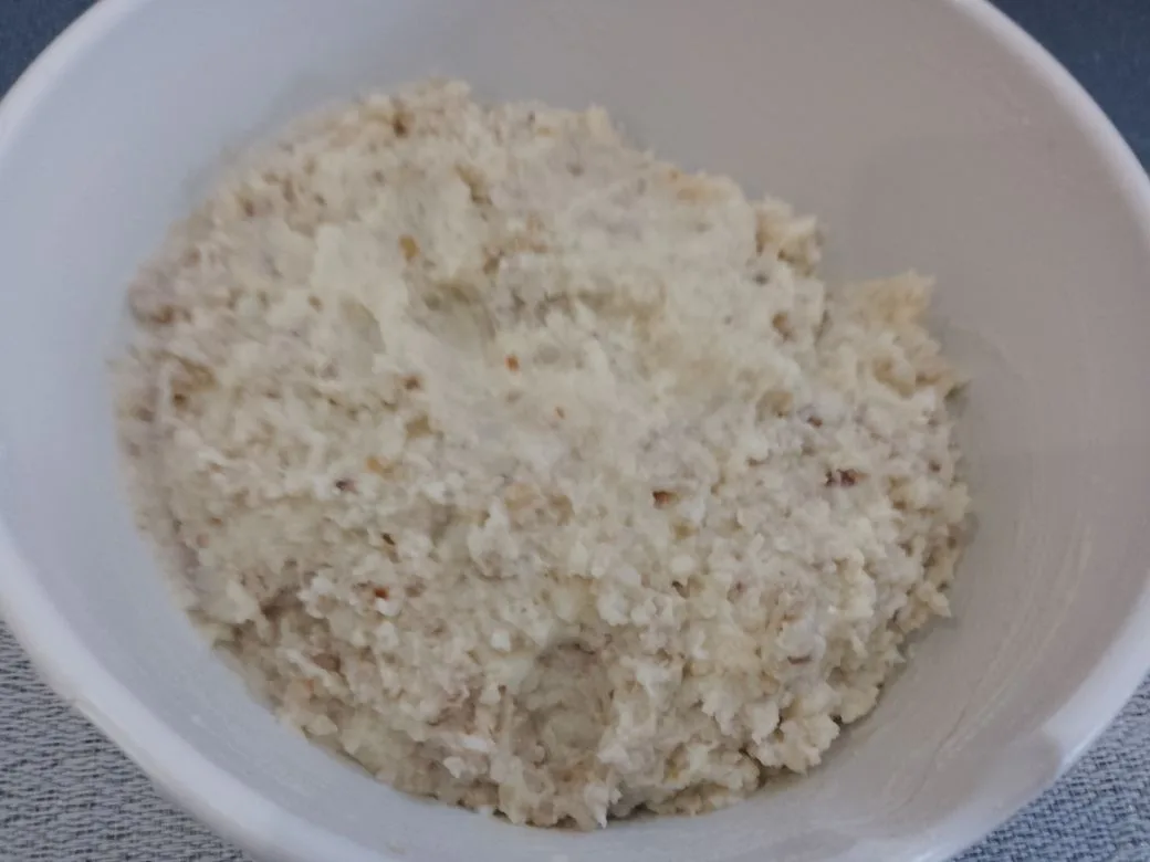 Котлеты из картофельного пюре и фарша, в яичном кляре: Соединяем пюре, обжаренный фарш, яйцо, муку, перец молотый и чеснок молотый по вкусу.