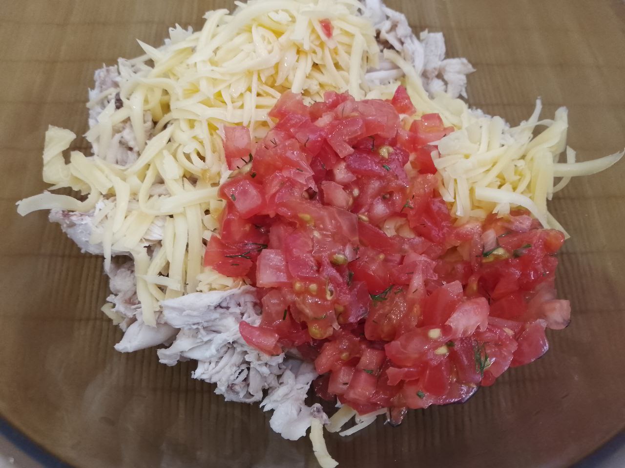 Лаваш с начинкой из куриного мяса, сыра и помидоров: Соединяем все ингредиенты для начинки, солим, перчим и добавляем сухой чеснок по вкусу. Добавляем майонез по