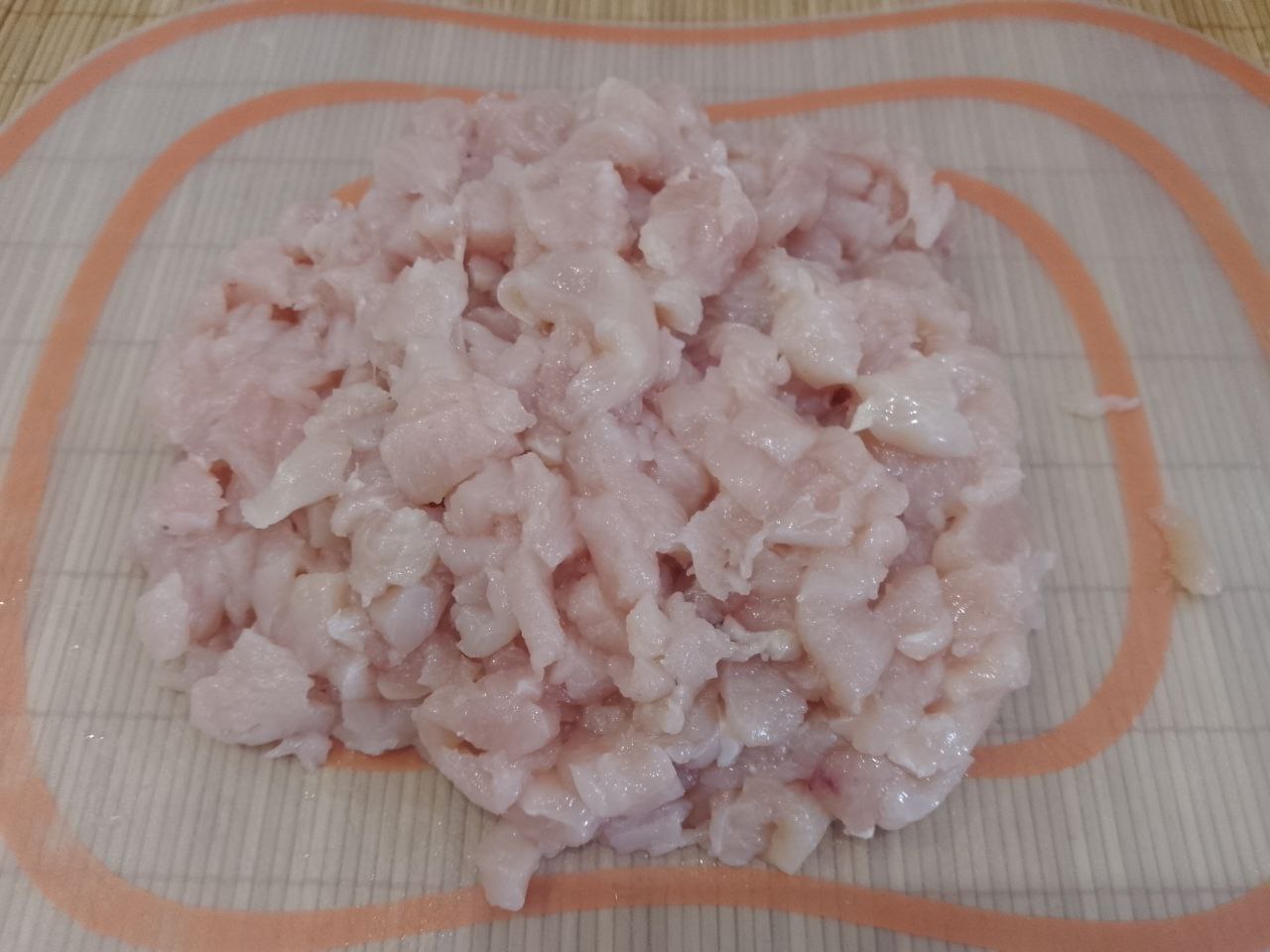 Котлеты из рубленого куриного филе и сыра: Куриное филе, промываем, просушиваем и разрезаем на мелкие кусочки.