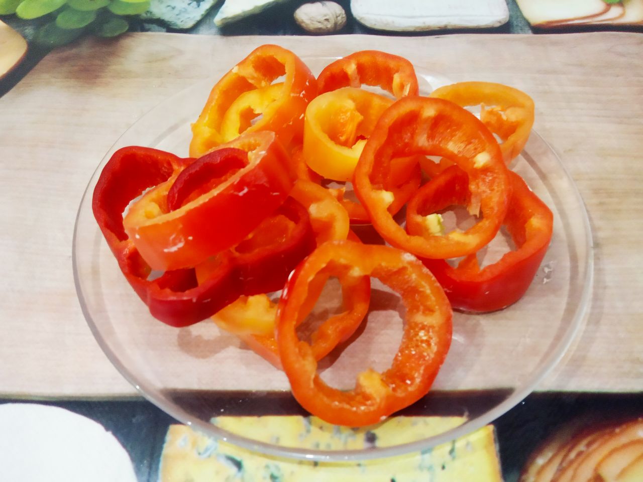 Картофель запеченный с фаршем, перцем и сыром, в духовке: Перец очищаем от плодоножек и семян, разрезаем на кружочки.
