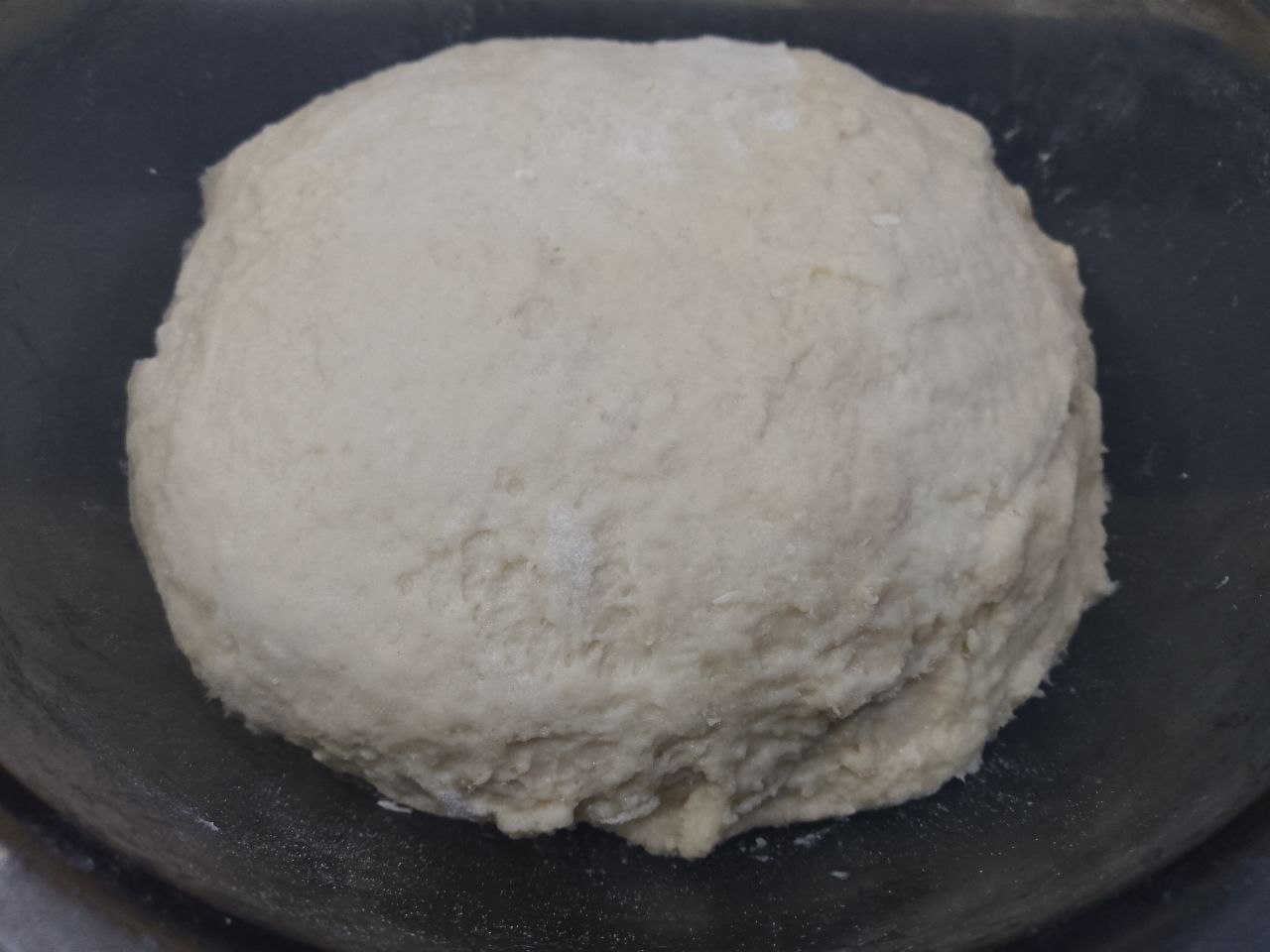 Булочки из слоеного теста с корицей и изюмом: В конце замешивания теста добавляем уксус и сливочное масло, замешиваем мягкое и нежное тесто.