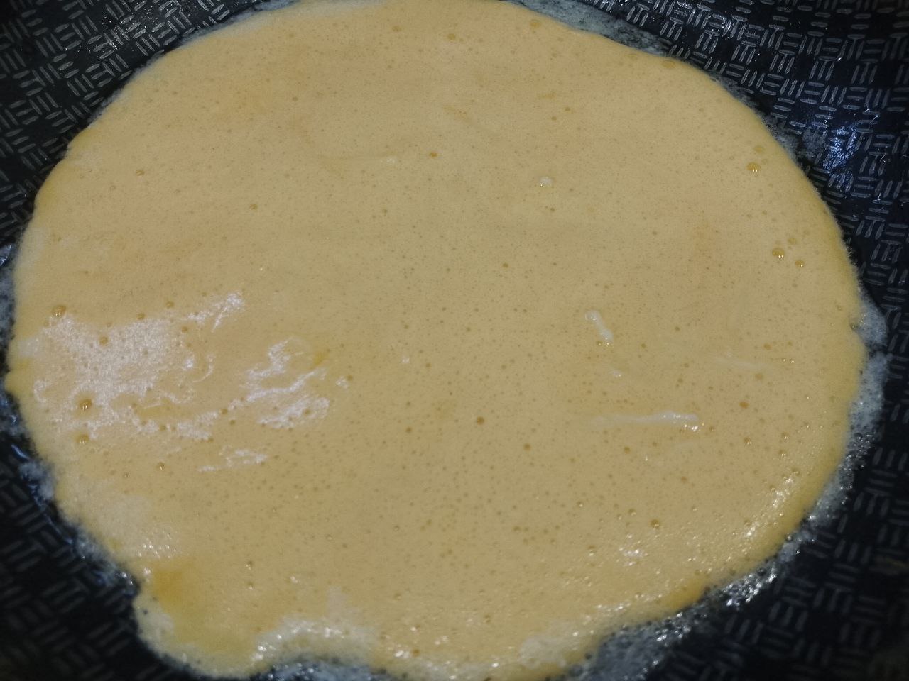 Нежный яичный омлет с сыром, на сковороде: Выливаем желтковую смесь.