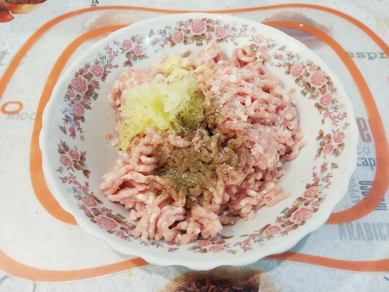 Макаронные гнёзда с фаршем и сыром на сковороде: В фарш кладем лук натертый на терке, чеснок, соль и перец по вкусу, тщательно размешиваем.