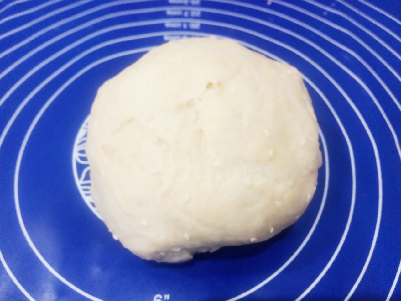 Солёное печенье с кунжутом и зеленым луком: В другую половину добавляем кунжут и размешиваем, чтобы равномерно он распределился.
