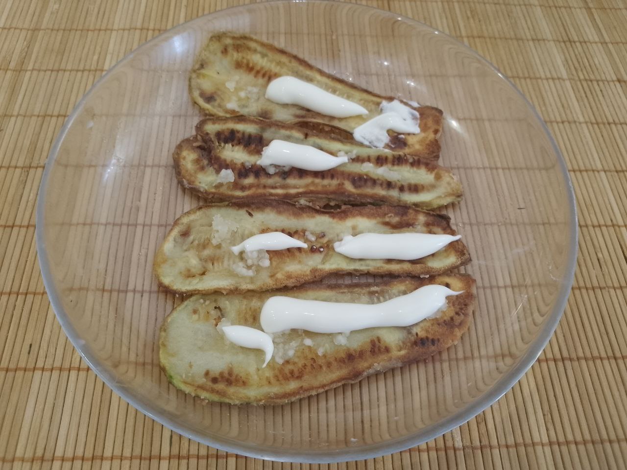 Кабачки жареные с чесноком, майонезом и укропом: Половину жареных кабачков посыпаем измельченным чесноком, а половину смазываем майонезом, посыпаем чесноком и