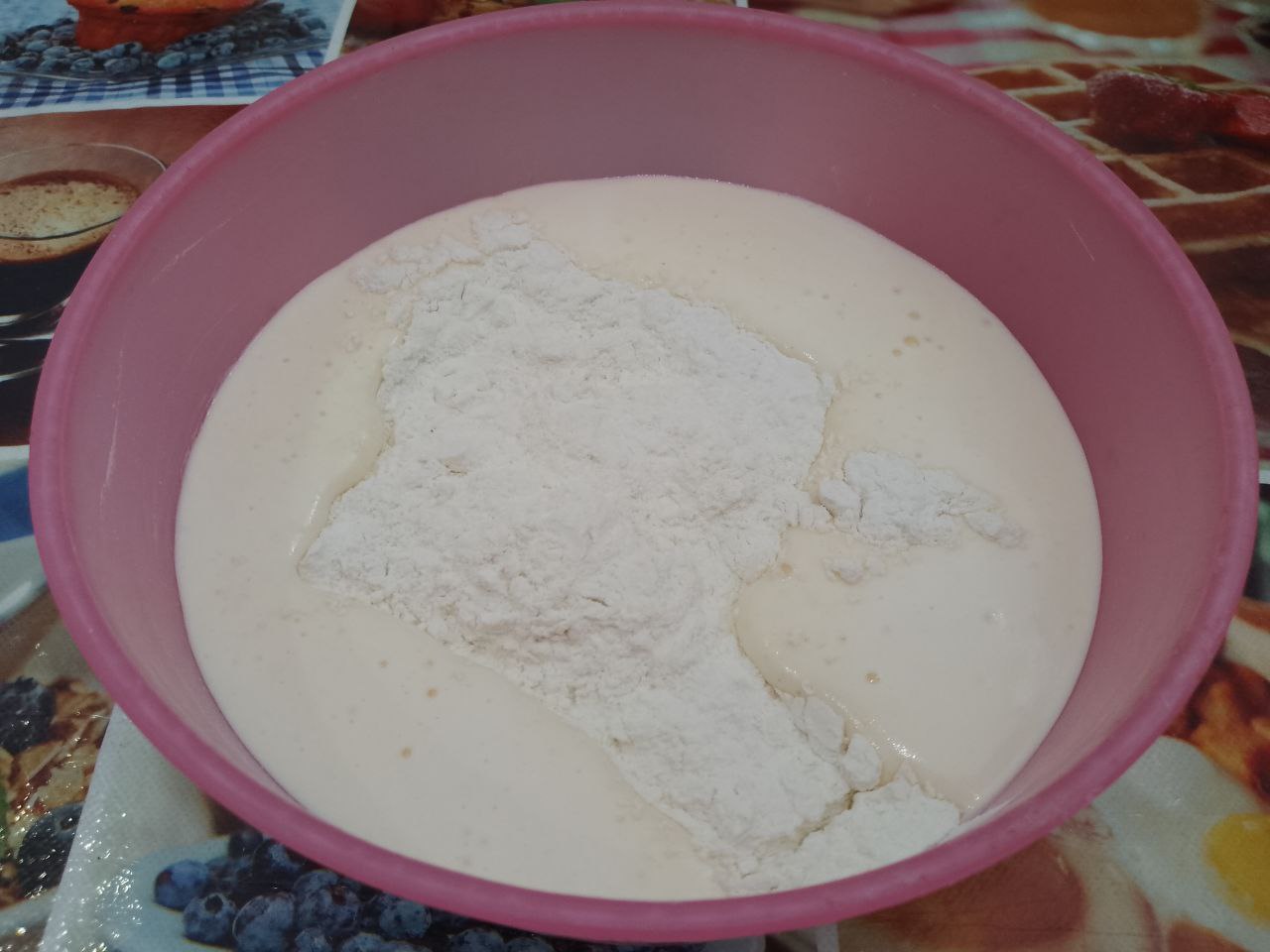 Бисквитный торт с клубникой и взбитыми сливками, нежный и вкусный: Муку просеиваем через сито и частями добавляем в тесто, перемешиваем.