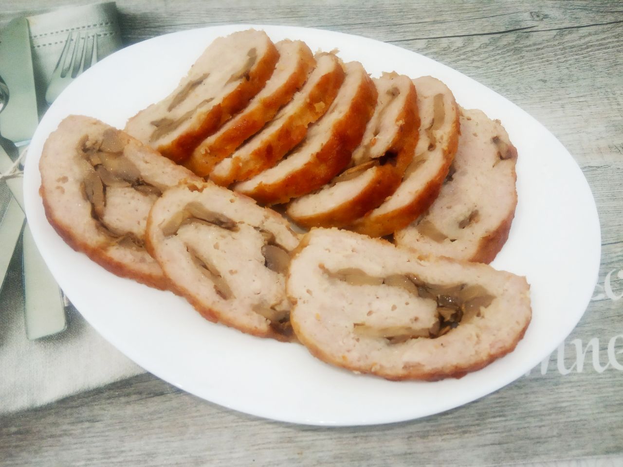 Рулет из свинины с грибами, запеченный в рукаве, вкусный и аппетитный