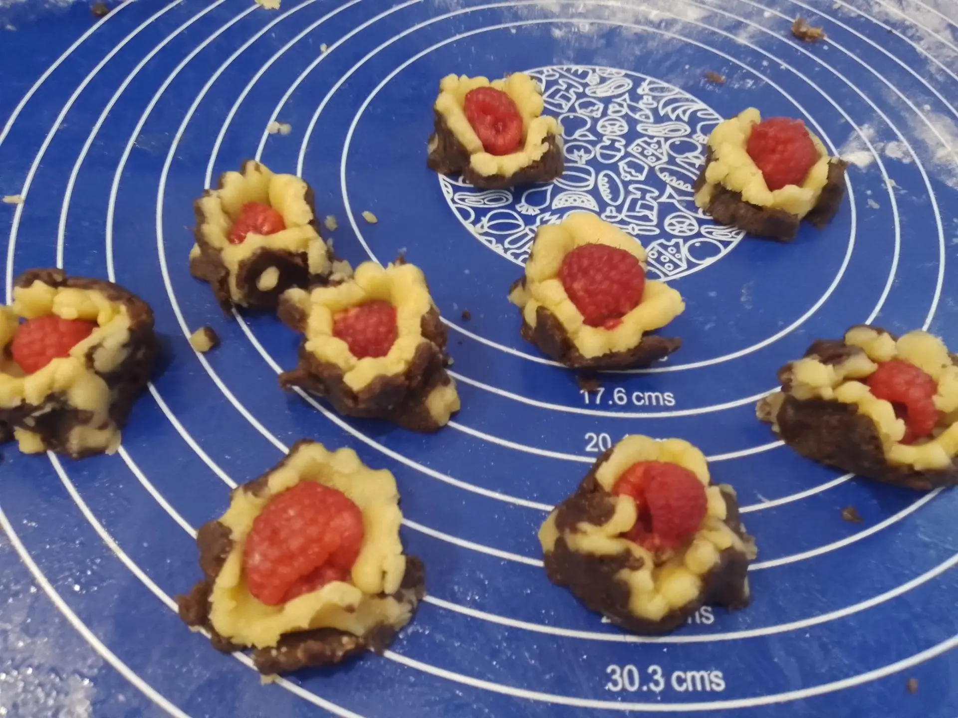 Формирование печенья с начинкой из малины