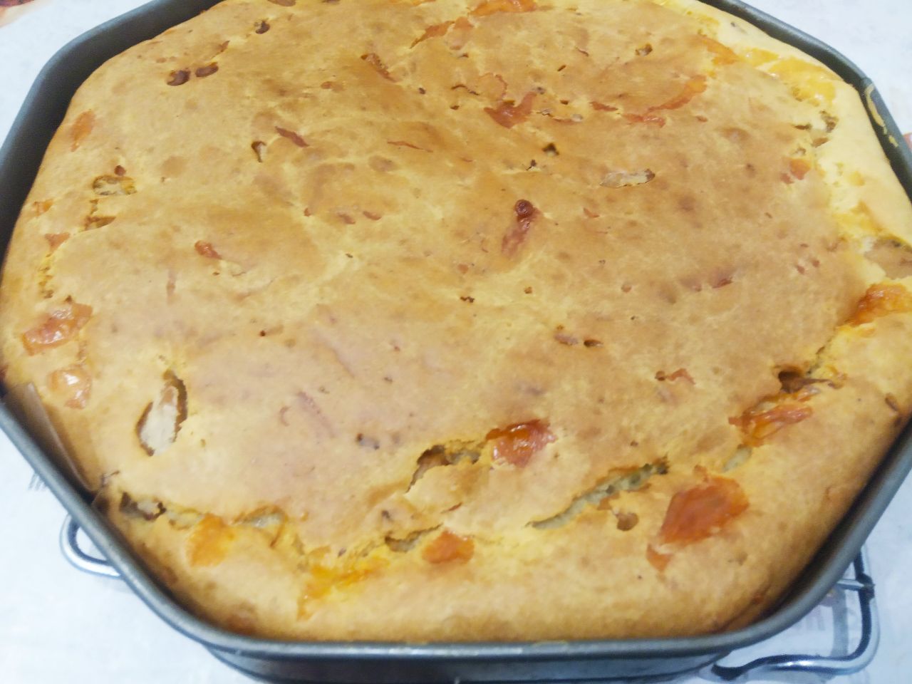 Ленивый пирог на кефире, с мясом и сыром в духовке: Духовку разогреваем до 180 С, ставим пирог для выпекания, пирог выпекаем около 40 минут.