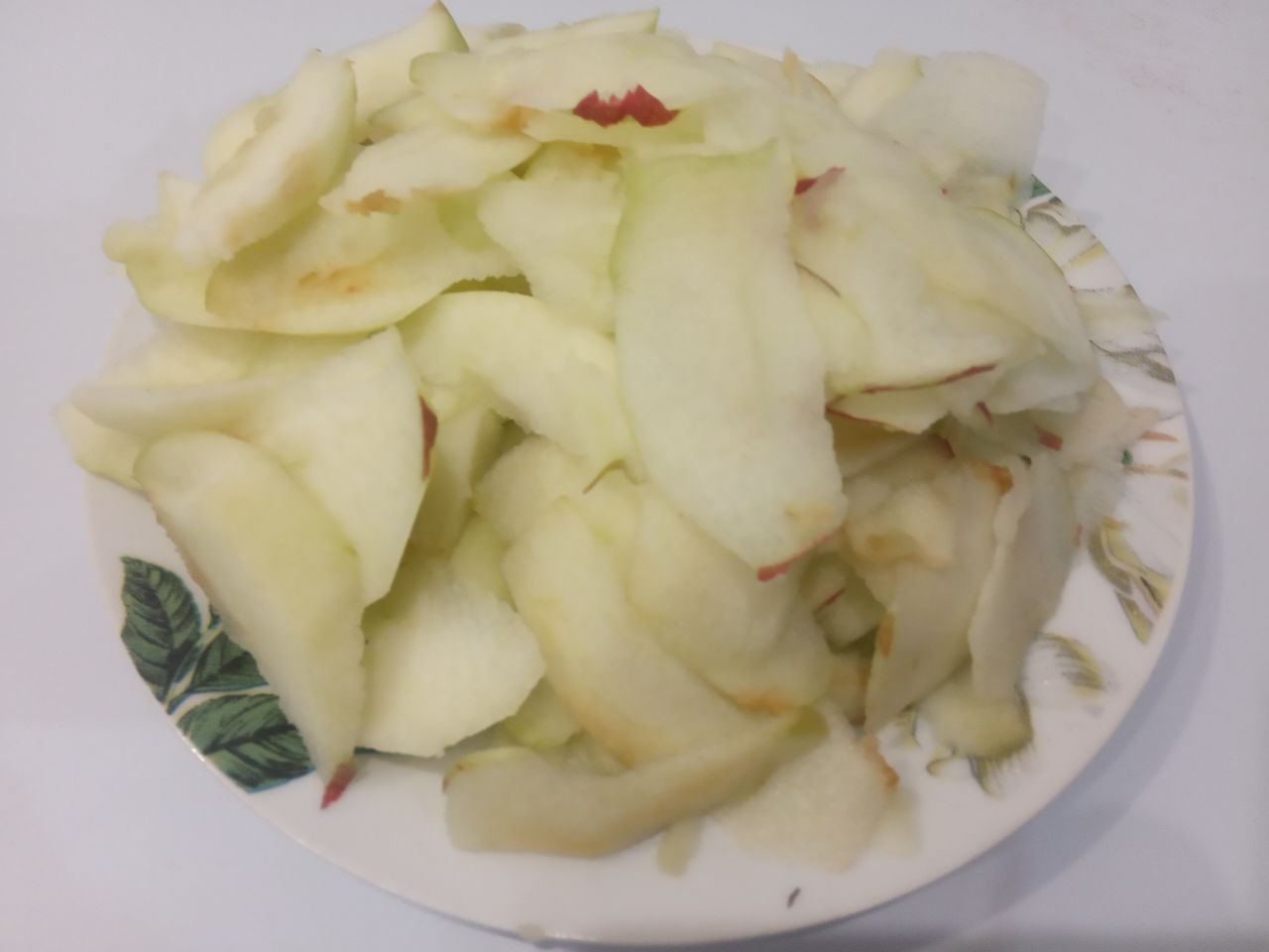 Шоколадный пирог на молоке с яблоками, вкусный и аппетитный: Яблоки промываем водой, очищаем от кожуры, и нарезаем на тонкие ломтики и дольки.