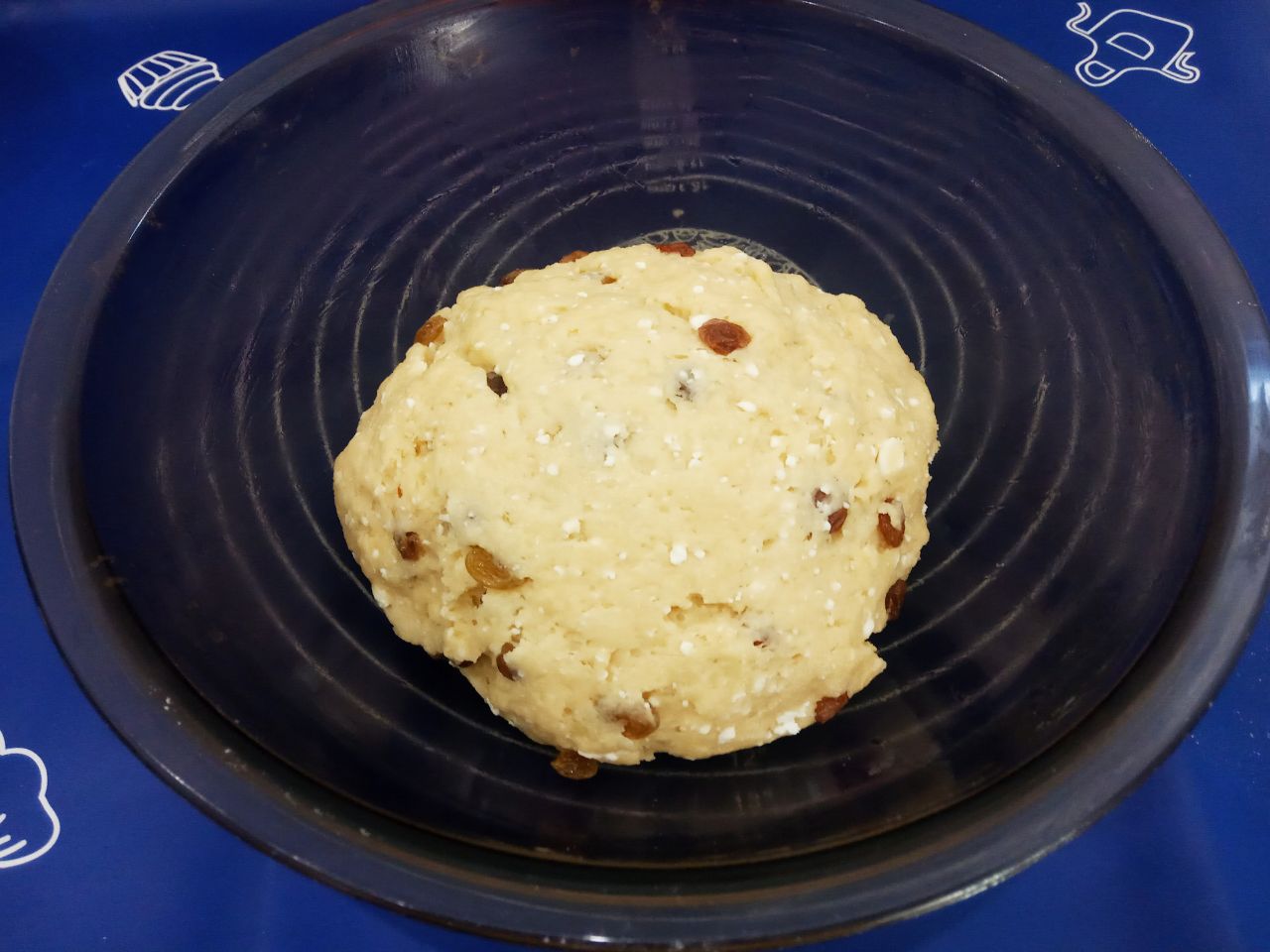 Мягкие и рассыпчатые кексы с изюмом и творогом: Муку просеиваем через мелкое сито и добавляем частями в смесь, замешиваем мягкое и слегка липкое тесто.