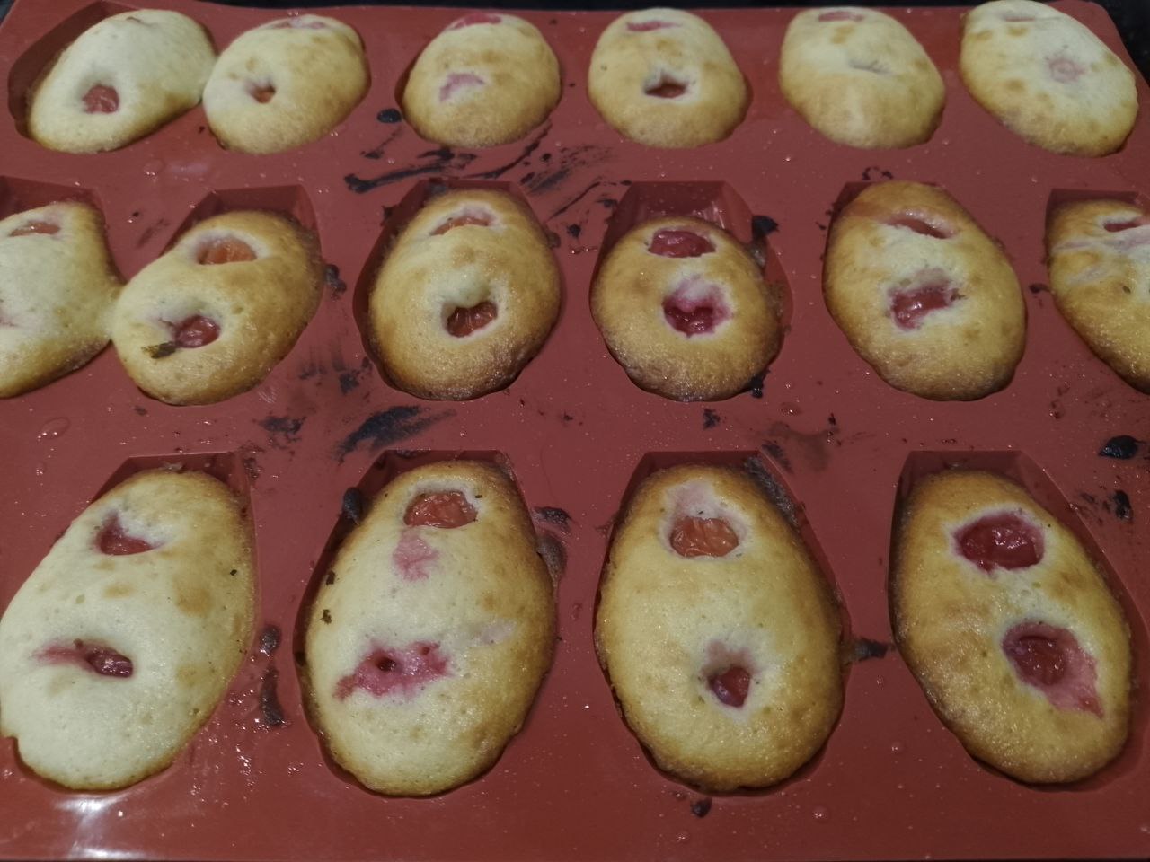 Печенье нежное и воздушное с вишней и кунжутом: Духовку разогреваем заранее до 180-190 С. Ставим печенье для выпекания на 10-15 минут.