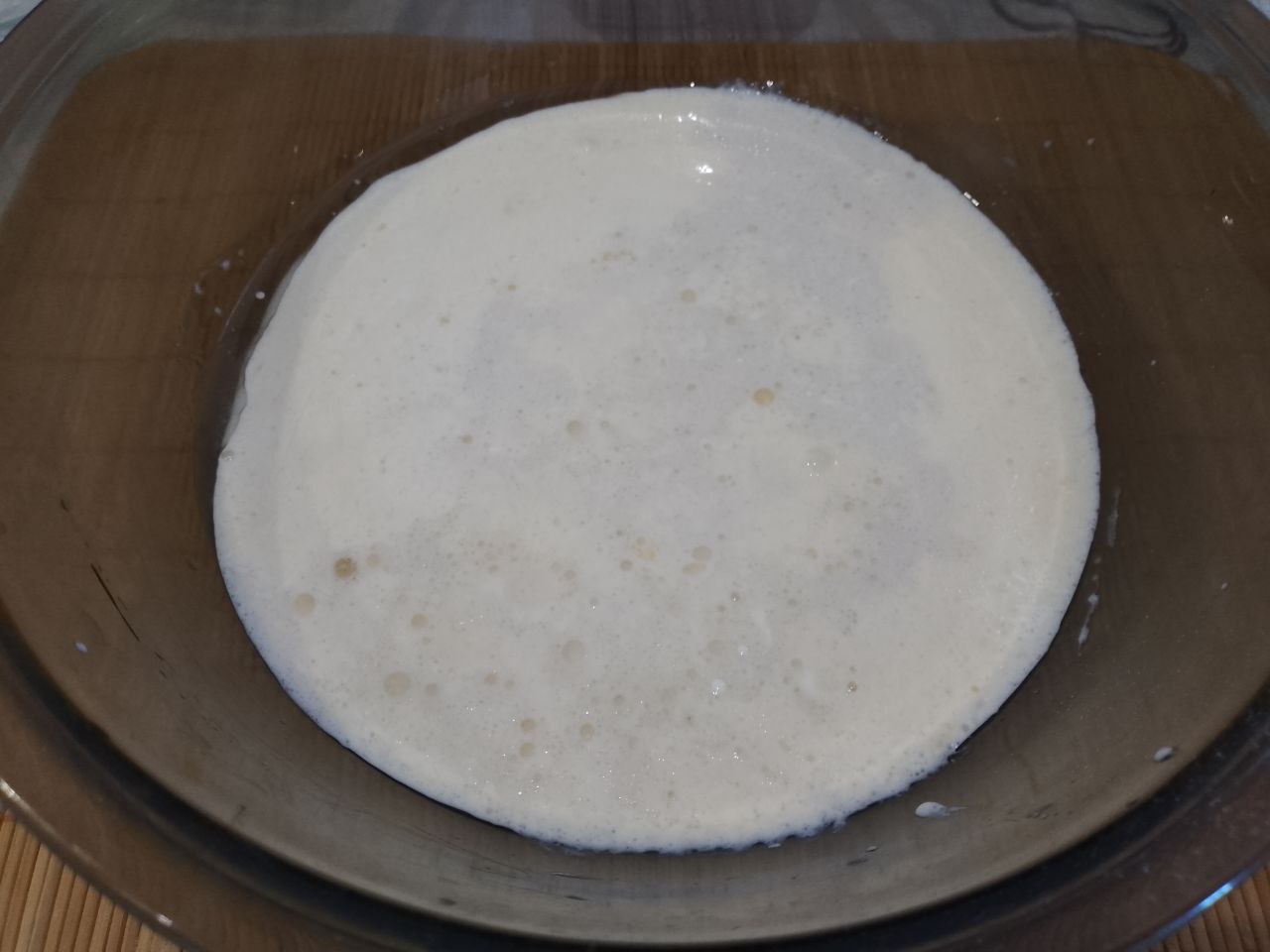 Пирожки из дрожжевого теста на сметане, с мясной начинкой, жареные на сковороде: Вливаем разведенные дрожжи и перемешиваем.