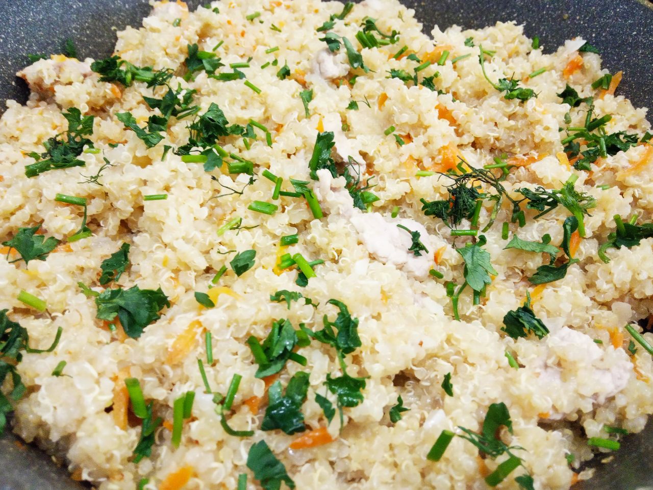 Киноа с мясом и овощами, полезно и сытно: Выключаем, посыпаем зеленью и снимаем с огня.