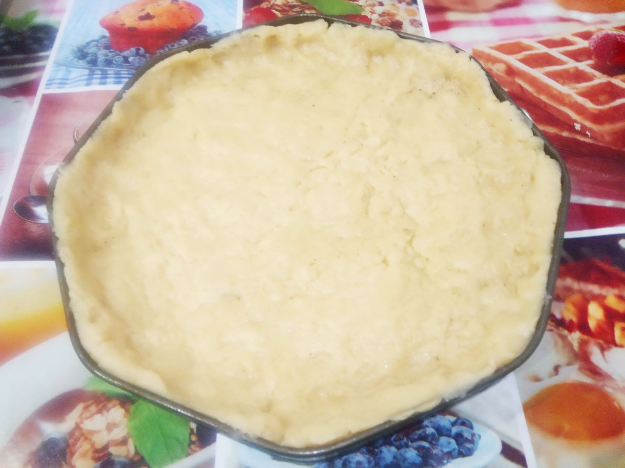 Песочный пирог с начинкой из свежих ягод малины и штрейзельной крошки: Форму застилаем пергаментом и распределяем равномерно тесто в форме с бортиками.