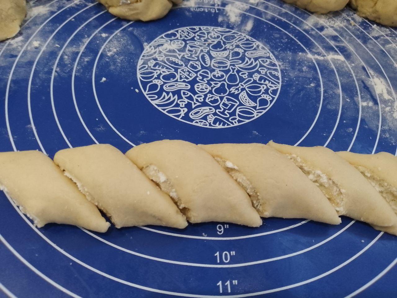 Домашнее рассыпчатое печенье с начинкой из творога: Рулеты разрезаем на полоски 1,5-2 см.