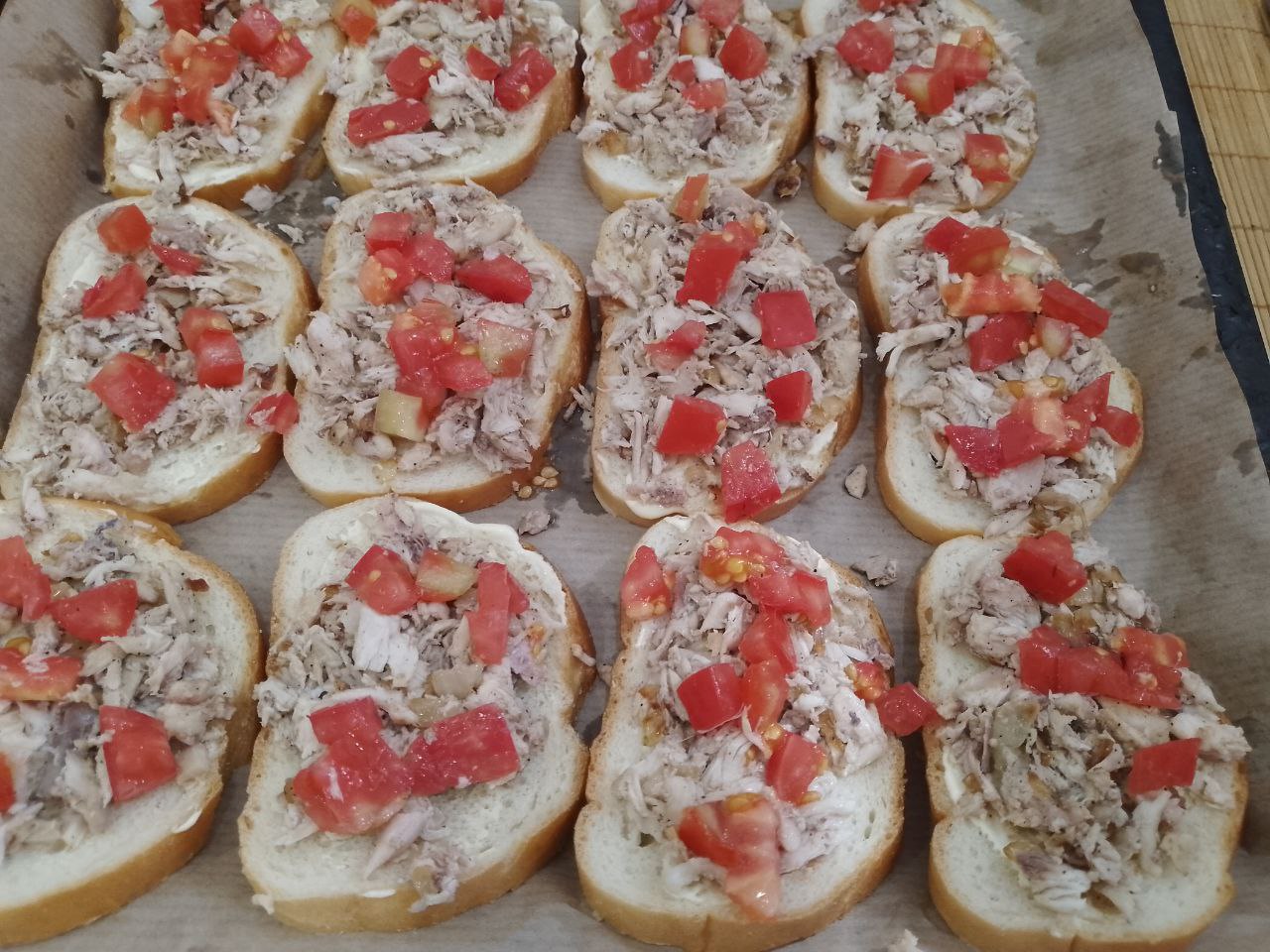 Горячие бутерброды с куриным мясом и сыром, сытные и аппетитные: Распределяем равномерно на ломтиках батонов мясную начинку.