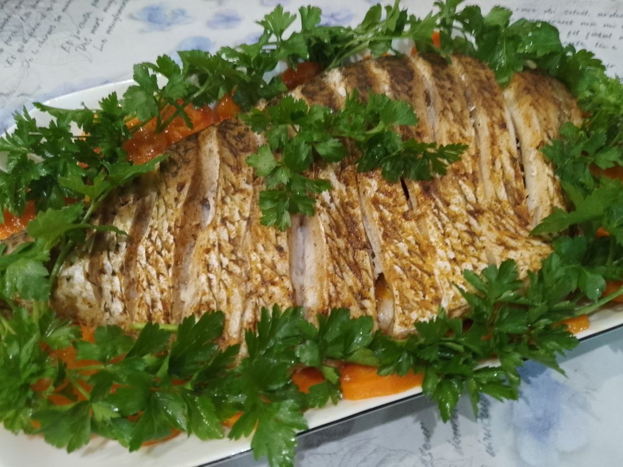 Лещ запеченный со специями в фольге, в духовке