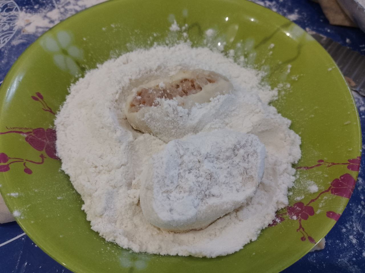 Вкусная мясная закуска в тесте и кляре, на сковороде: Полоски обваливаем сначала в муке потом окунаем в яйца.