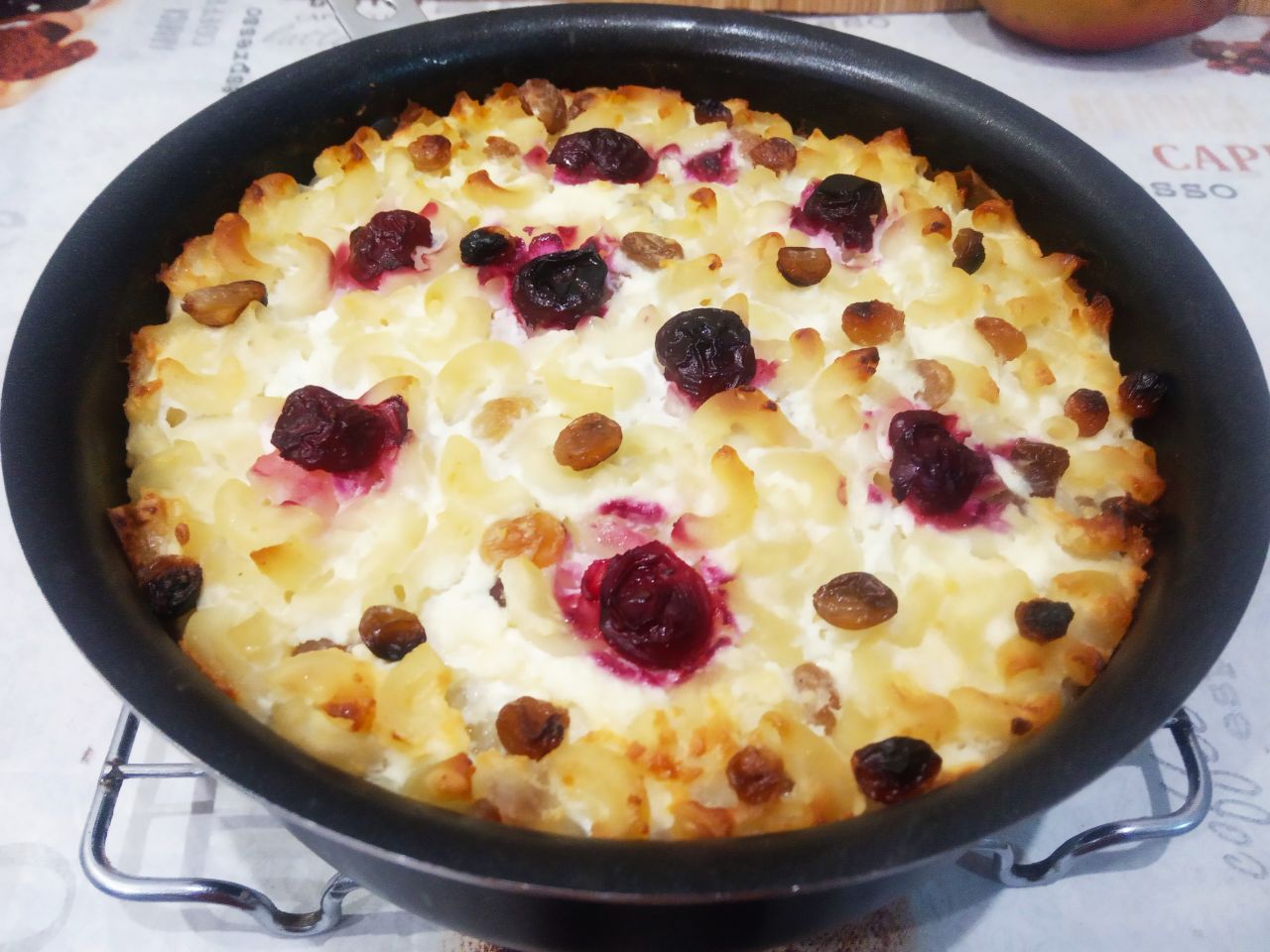 Запеканка из макарон с творогом, изюмом и вишней, просто и вкусно: Духовку разогреваем до 180 С, ставим макароны в духовку для запекания. Запекаем макароны до золотистого цвета