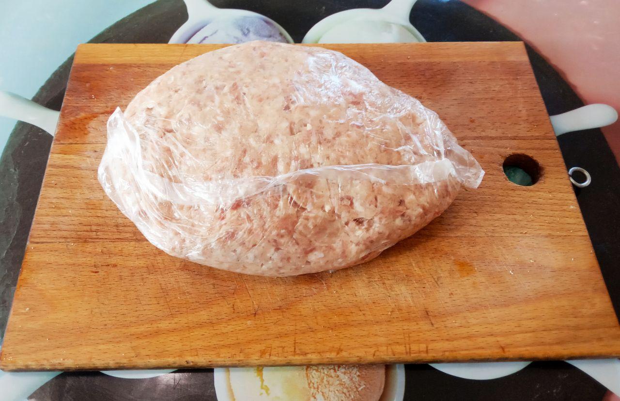 Колбаски мясные жареные: Фарш для колбасок помещаем в пакет полиэтиленовый и отбиваем около 5 минут, отбить нужно хорошо. В пакете