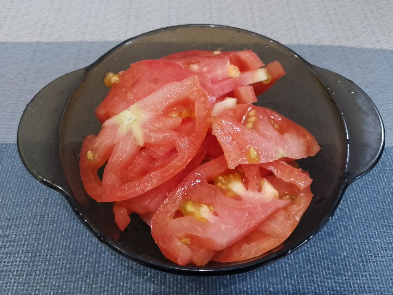 Баклажаны в яичном кляре и панировочных сухарях, с овощами: Помидоры промываем, удаляем плодоножки и разрезаем на ломтики.