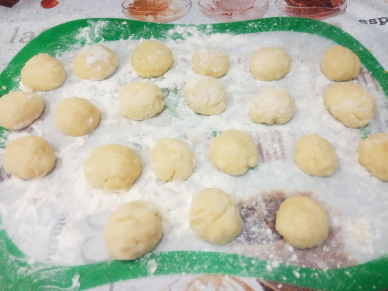 Простой рецепт печенья из манной крупы и молока, мягкого и рассыпчатого: Тесто разделяем на шарики, размерами с грецкий орех. Тесто липкое, поэтому руки смачиваем растительным маслом
