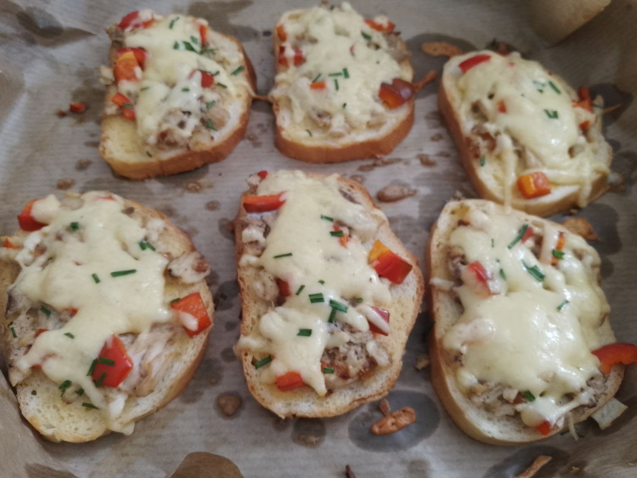 Горячие бутерброды с куриным мясом и сыром, сытные и аппетитные: Духовку разогреваем до 180 С, ставим противень и выдерживаем пока не расплавится сыр.