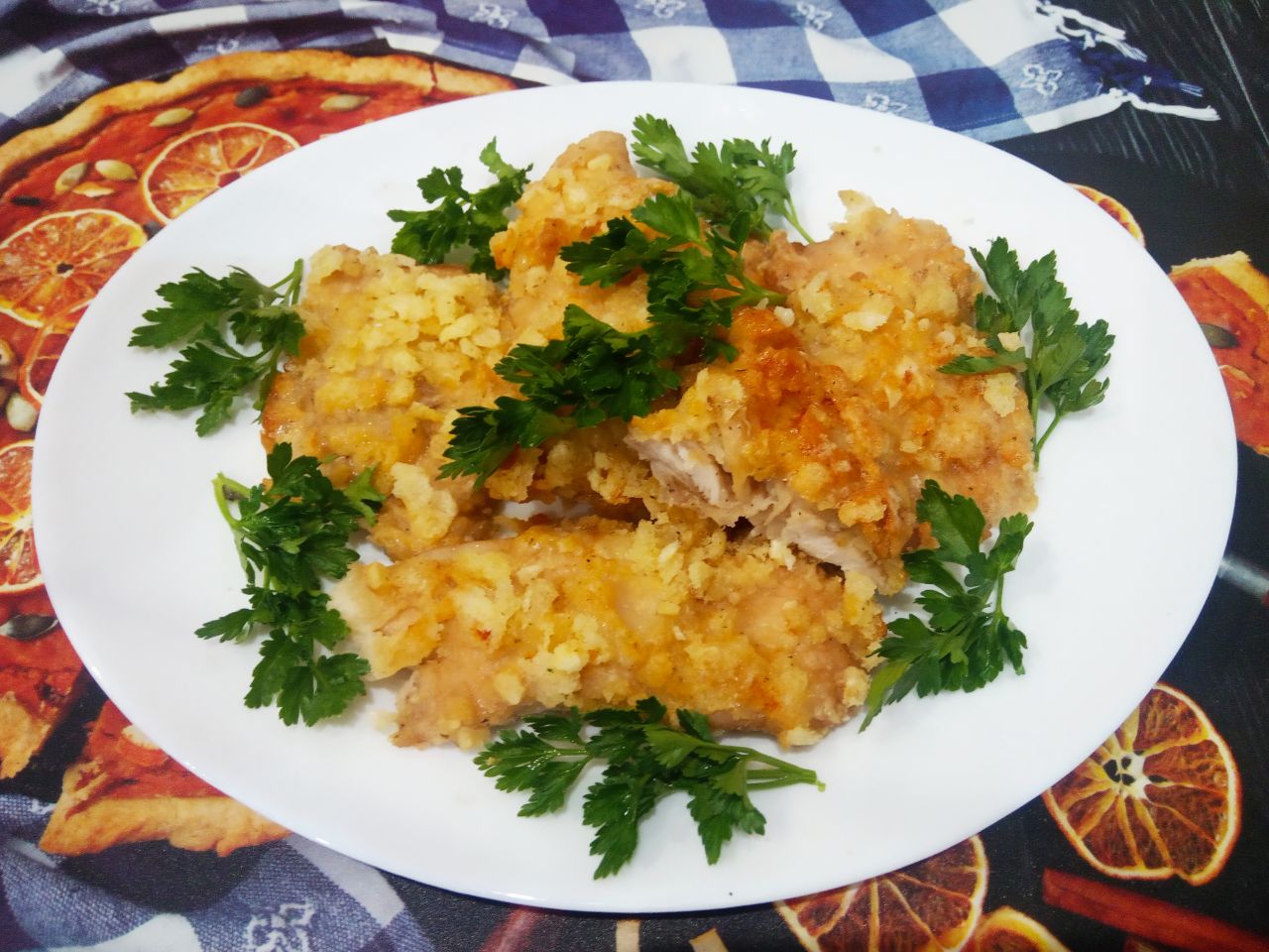 Запеченные куриные полоски в кляре и чипсах, нежные и сочные