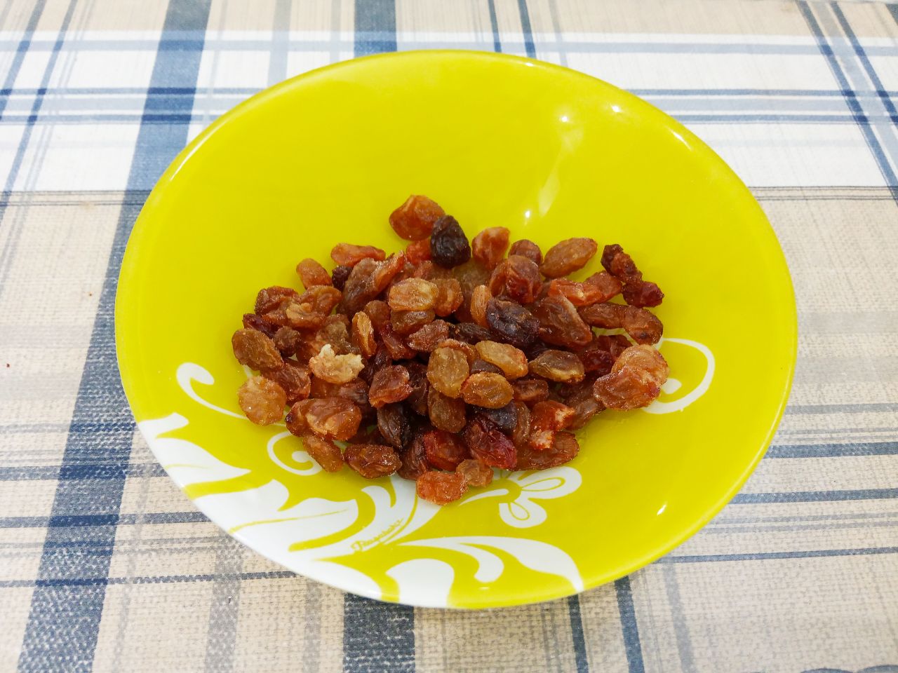 Кофейное печенье с изюмом на растительном масле, мягкое и воздушное: Изюм промываем, заливаем горячей водой и выдерживаем около 15 минут, воду с изюма сливаем и просушиваем.
