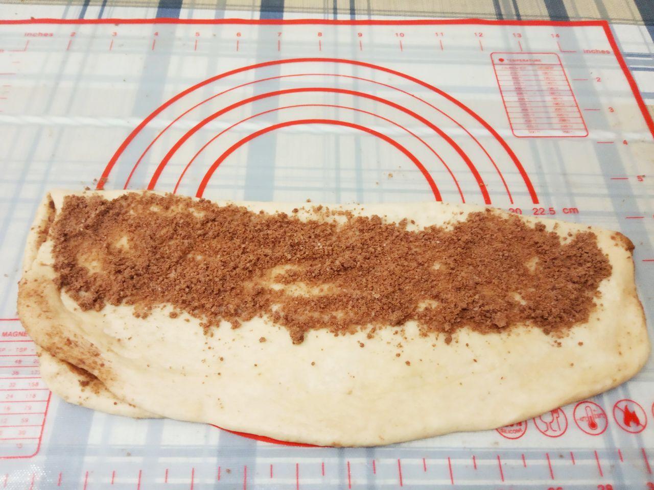 Домашние булочки с начинкой из шоколадной крошки: Затем распределяем крошку на противоположную часть прямоугольника и накрываем второй половиной теста.