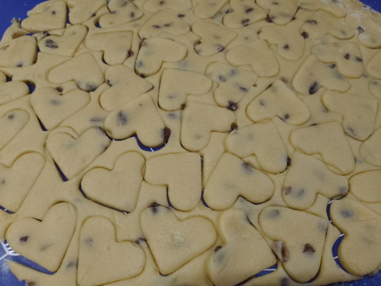 Печенье с изюмом на майонезе, просто и вкусно: Тесто раскатываем тонким листом и формочкой вырезаем печенье.
