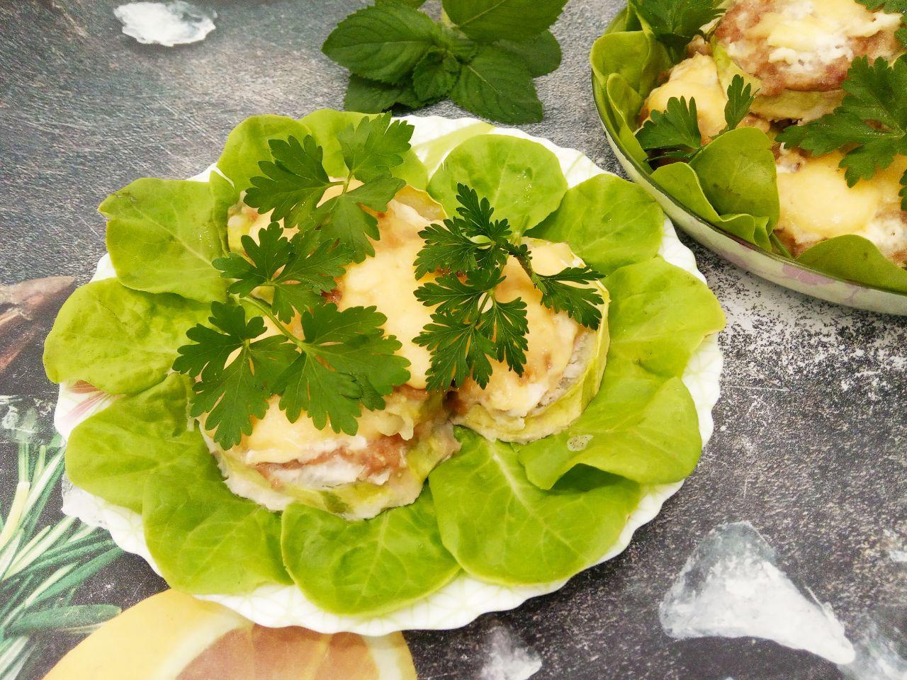 Вкусная закуска из кабачков с фаршем и сыром