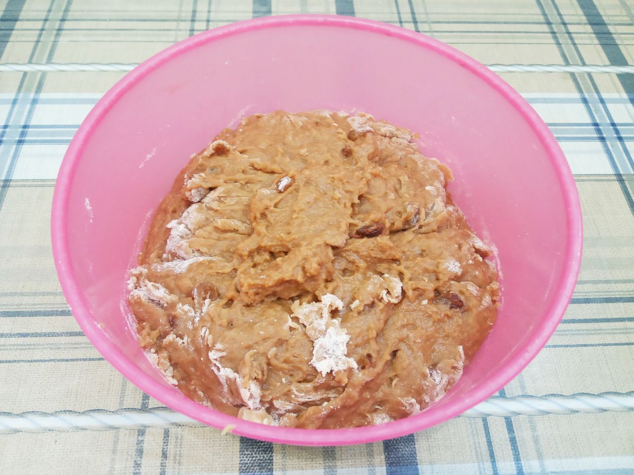 Кофейное печенье с изюмом на растительном масле, мягкое и воздушное: Соединяем муку со смесью и размешиваем сначала лопаткой.